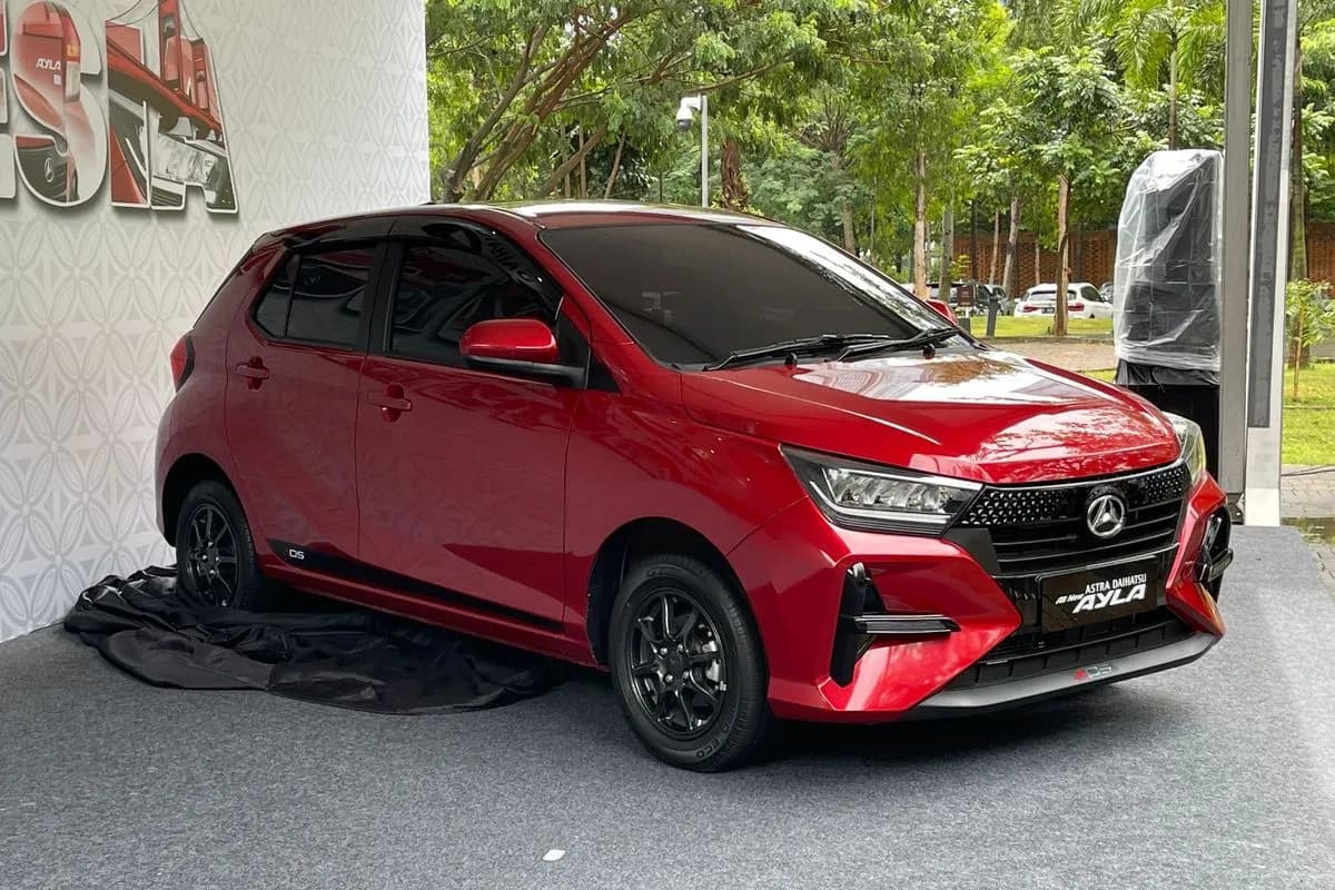 Foto mobil Daihatsu Ayla berwarna merah